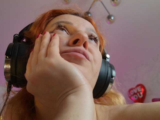 ladybigsmile's BongaCams show and profile