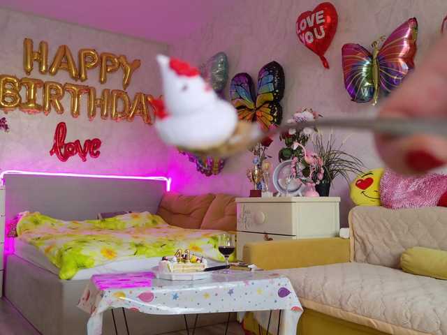 ladybigsmile's BongaCams show and profile