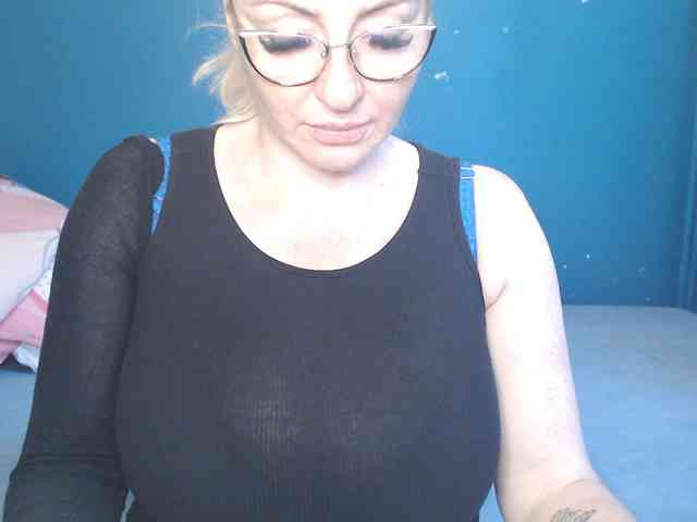 NADINNNE webcam