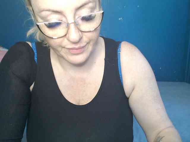 NADINNNE webcam