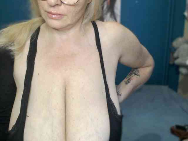 NADINNNE webcam