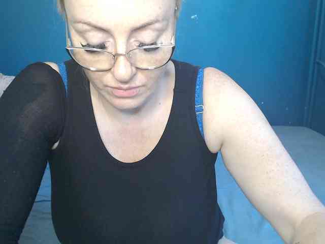 NADINNNE webcam