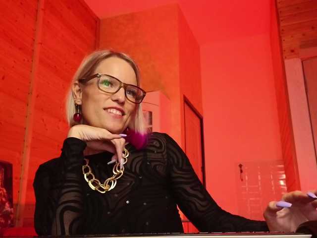 sweeteve050's BongaCams show and profile