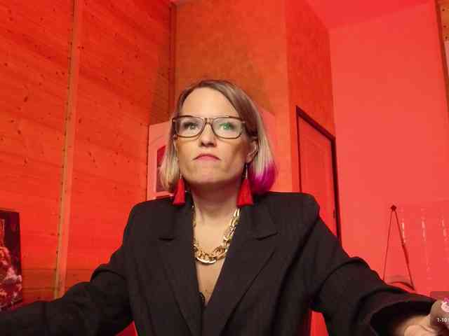 Findom_Lady_Shine webcam