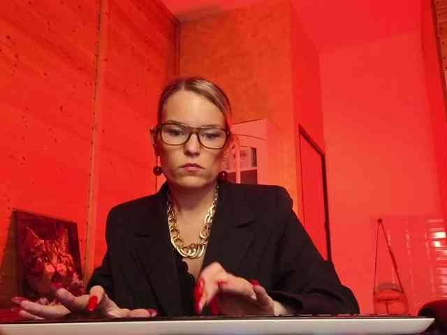 Findom_Lady_Shine webcam