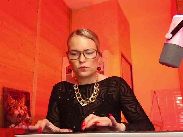 Findom_Lady_Shine webcam