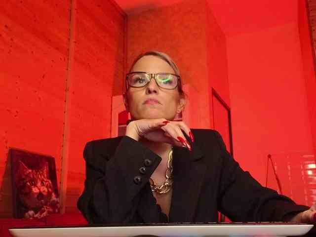 Findom_Lady_Shine webcam