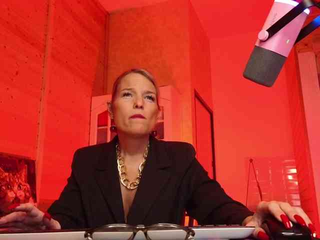 Findom_Lady_Shine webcam