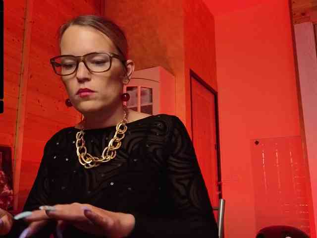 Findom_Lady_Shine webcam