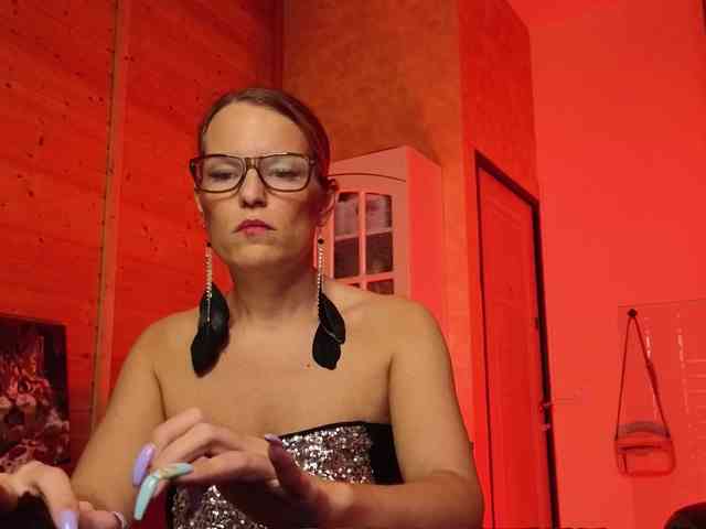 Findom_Lady_Shine webcam