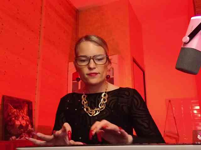 Findom_Lady_Shine webcam