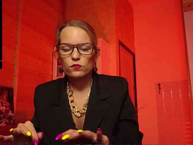 Findom_Lady_Shine webcam