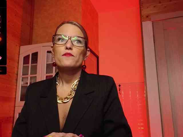 Findom_Lady_Shine webcam