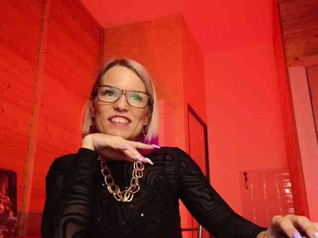 Findom_Lady_Shine webcam