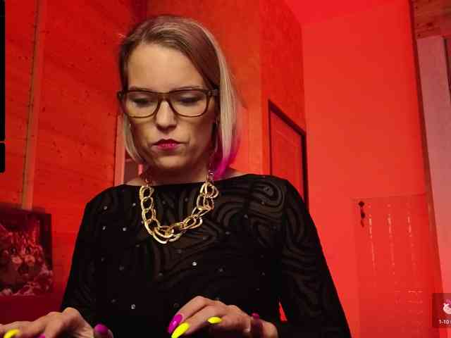 Findom_Lady_Shine webcam