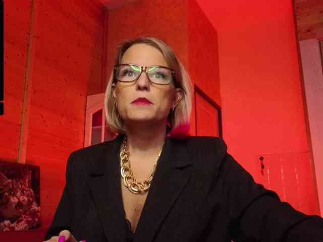 Findom_Lady_Shine webcam