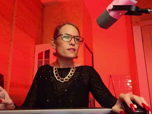 Findom_Lady_Shine webcam