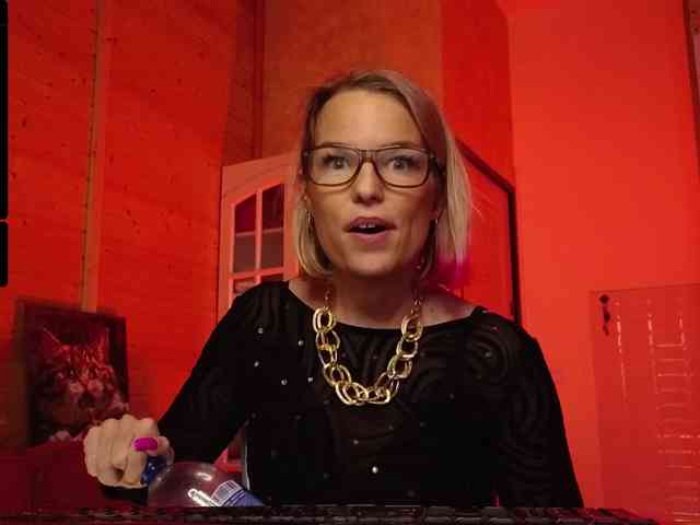 Findom_Lady_Shine webcam