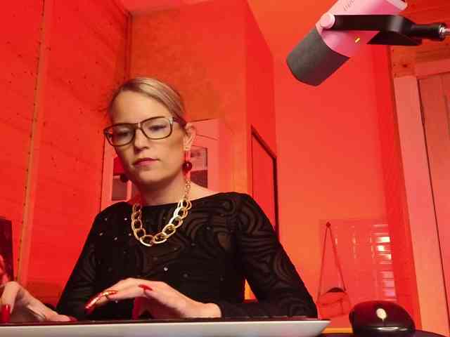 Findom_Lady_Shine webcam