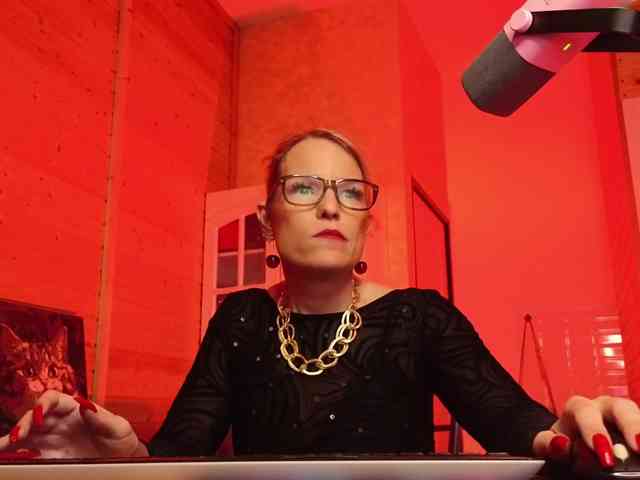 Findom_Lady_Shine webcam