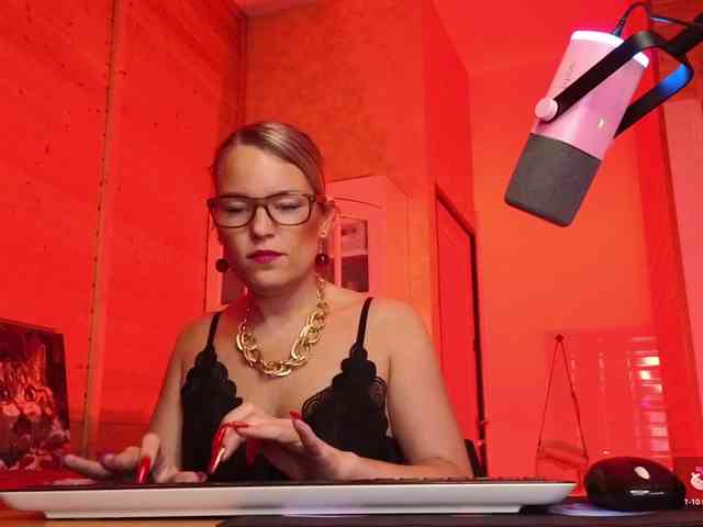 Findom_Lady_Shine webcam