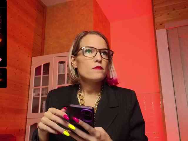 Findom_Lady_Shine webcam