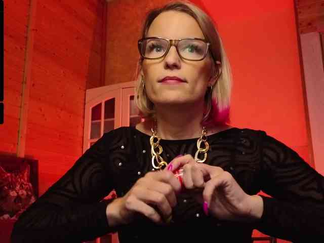 Findom_Lady_Shine webcam