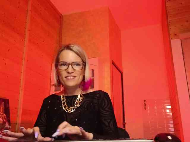 Findom_Lady_Shine webcam