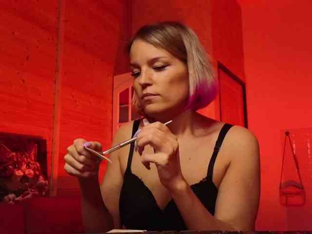 Findom_Lady_Shine webcam