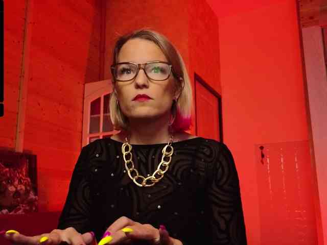 Findom_Lady_Shine webcam