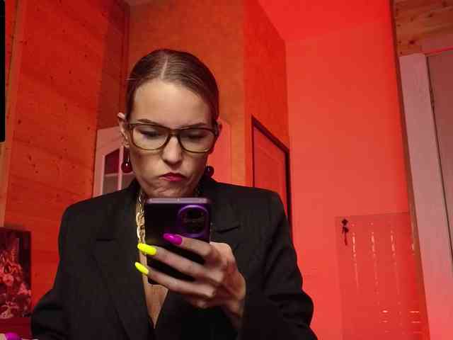 Findom_Lady_Shine webcam