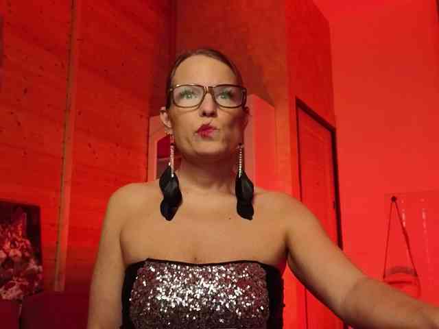 Findom_Lady_Shine webcam