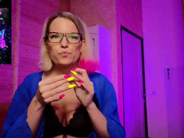 Findom_Lady_Shine webcam