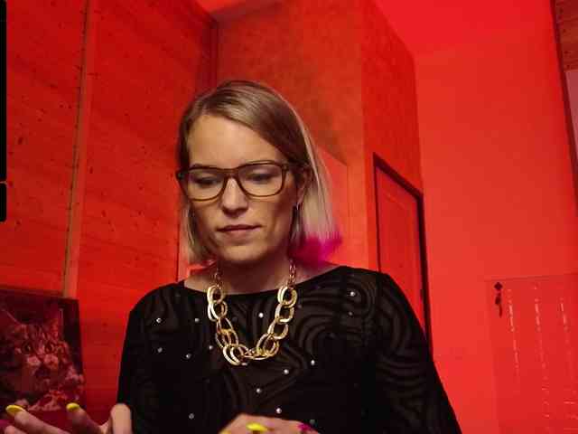 Findom_Lady_Shine webcam