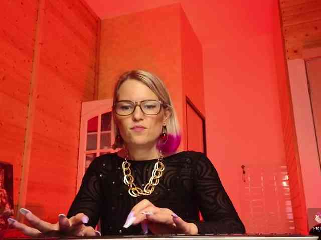 Findom_Lady_Shine webcam