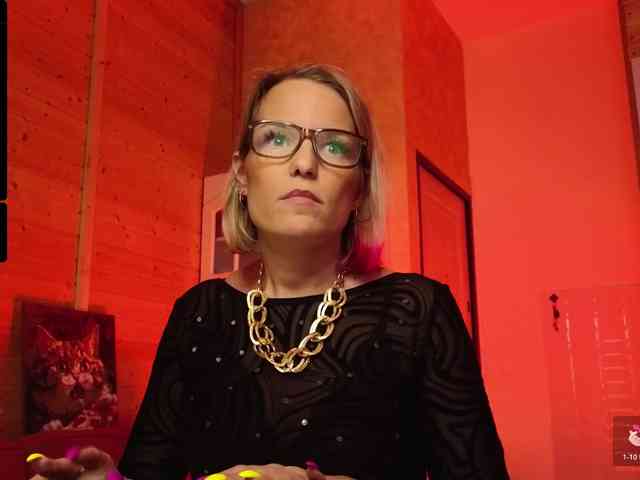 Findom_Lady_Shine webcam