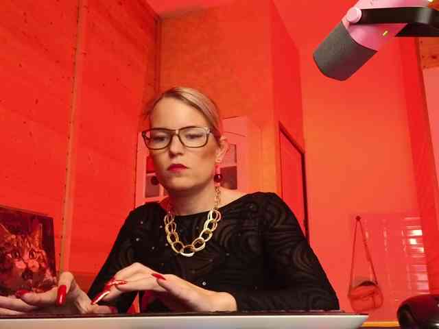 Findom_Lady_Shine webcam