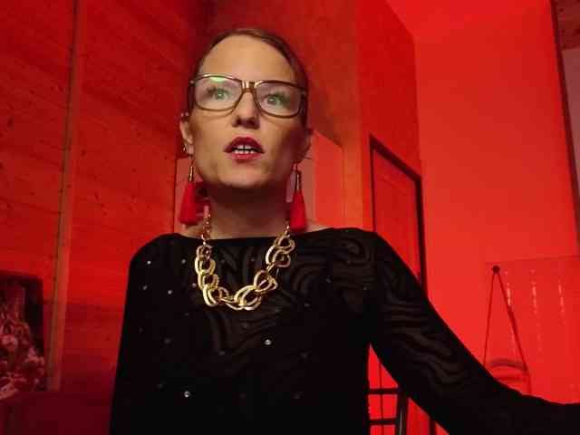 Findom_Lady_Shine webcam