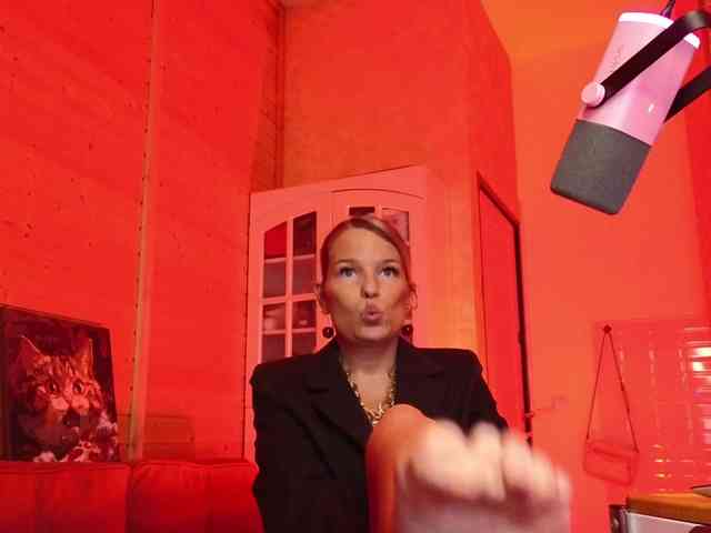 Findom_Lady_Shine webcam