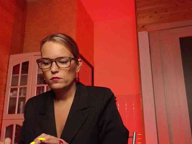 Findom_Lady_Shine webcam