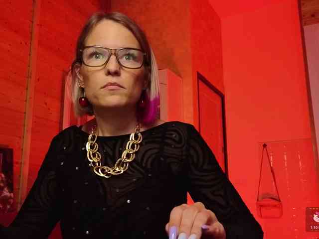 Findom_Lady_Shine webcam