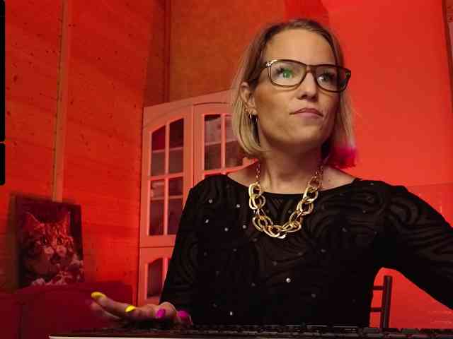 Findom_Lady_Shine webcam