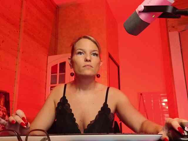 Findom_Lady_Shine webcam