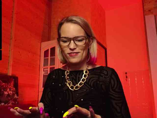 Findom_Lady_Shine webcam