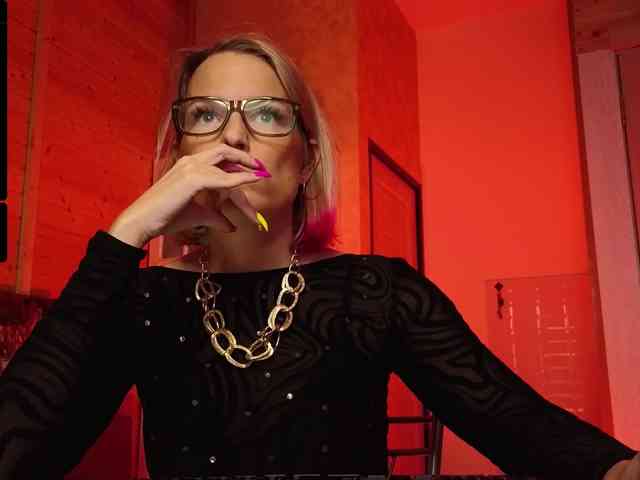 Findom_Lady_Shine webcam