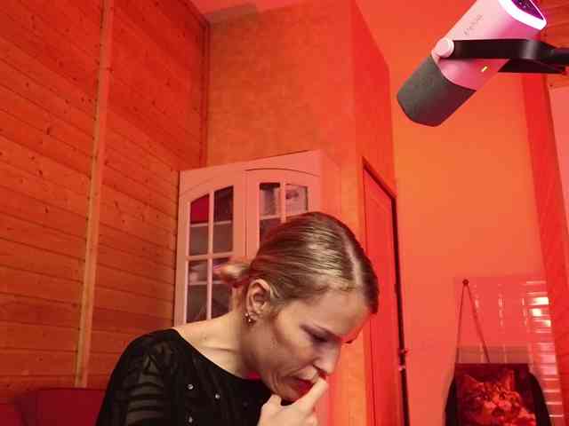 sweeteve050 Live Webcam on BongaCams