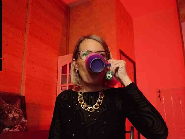 Findom_Lady_Shine webcam