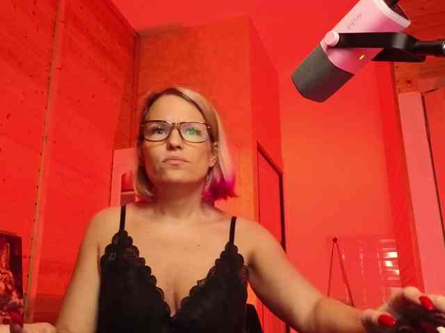 Findom_Lady_Shine webcam