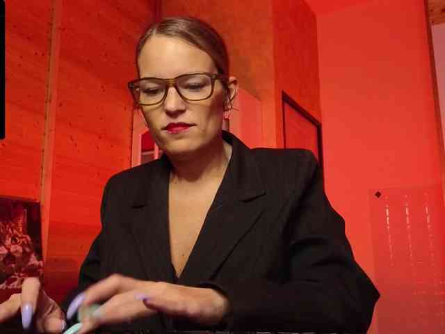 Findom_Lady_Shine webcam