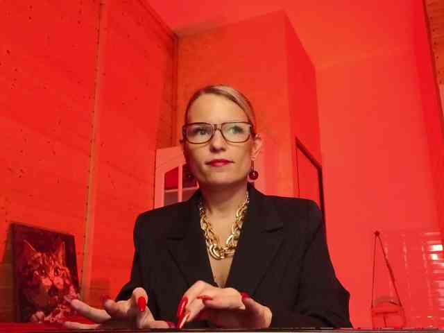 Findom_Lady_Shine webcam